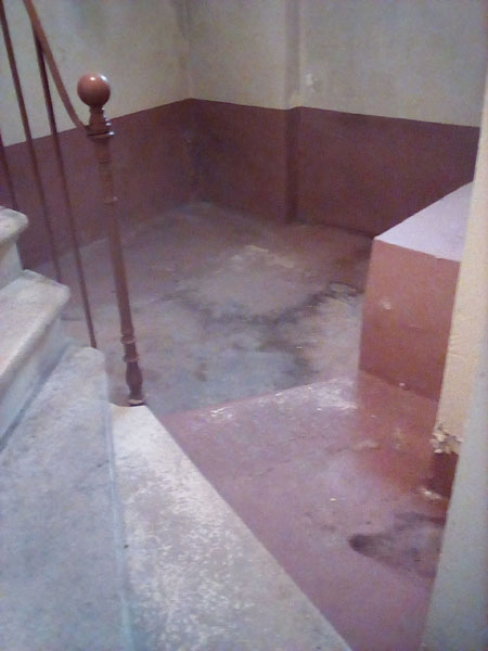 pied de l'escalier